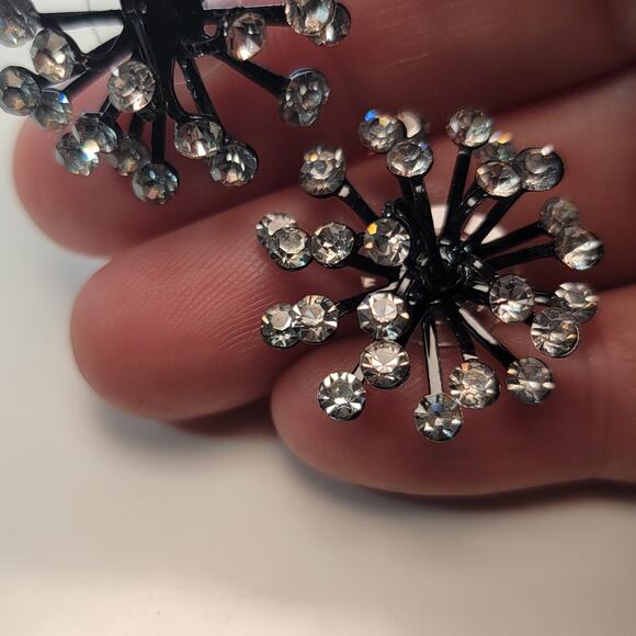 Vintage Crystal Dandelion Stud Earrings – Elegant Floral Design with Sparkle - Picture 3 of 10